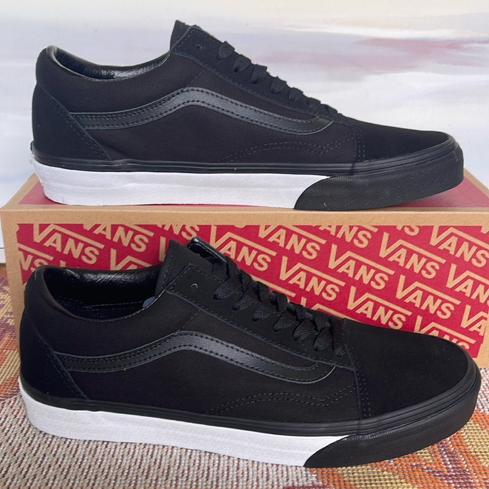 Vans Men’s Old Skool
(Mono Bumper) Black/True
VN0A38G1Q9C
Sneakers